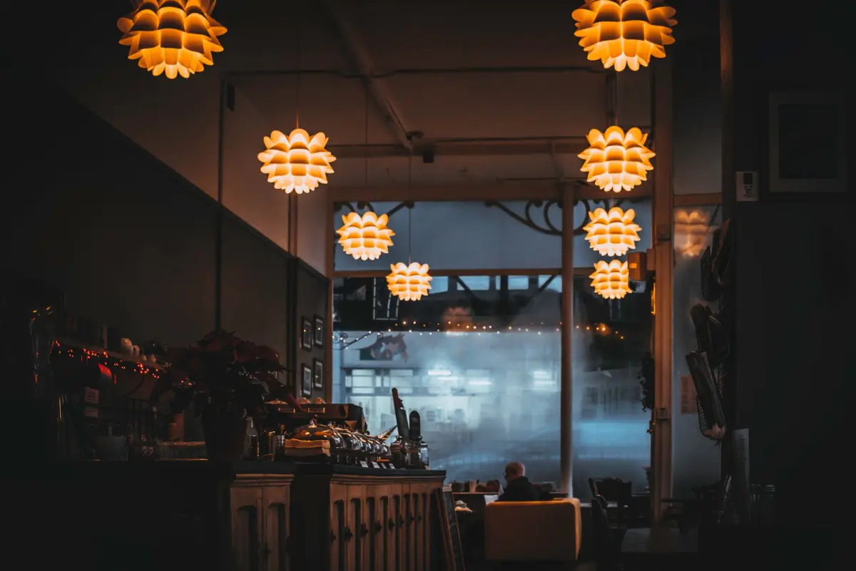 Ambiente cálido de un local gastronómico al atardecer